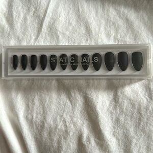 Static nails pop on manicure